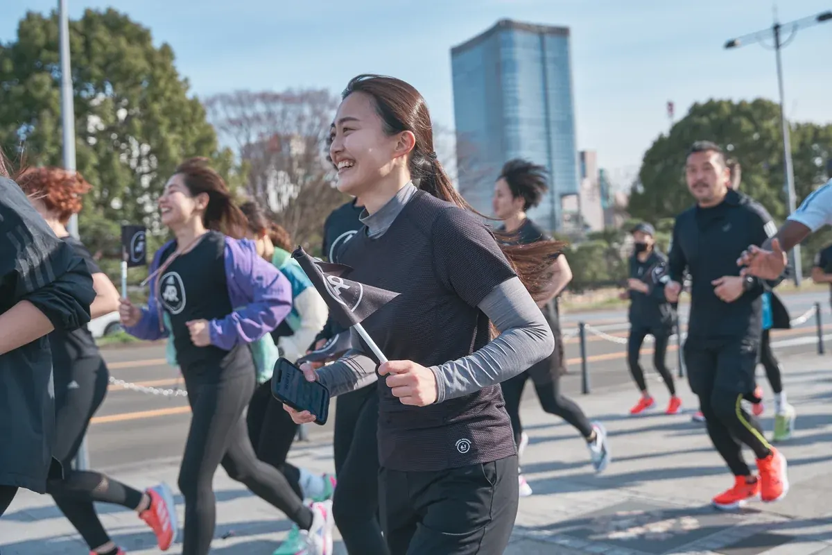 街中を一緒に走るランニングの仲間