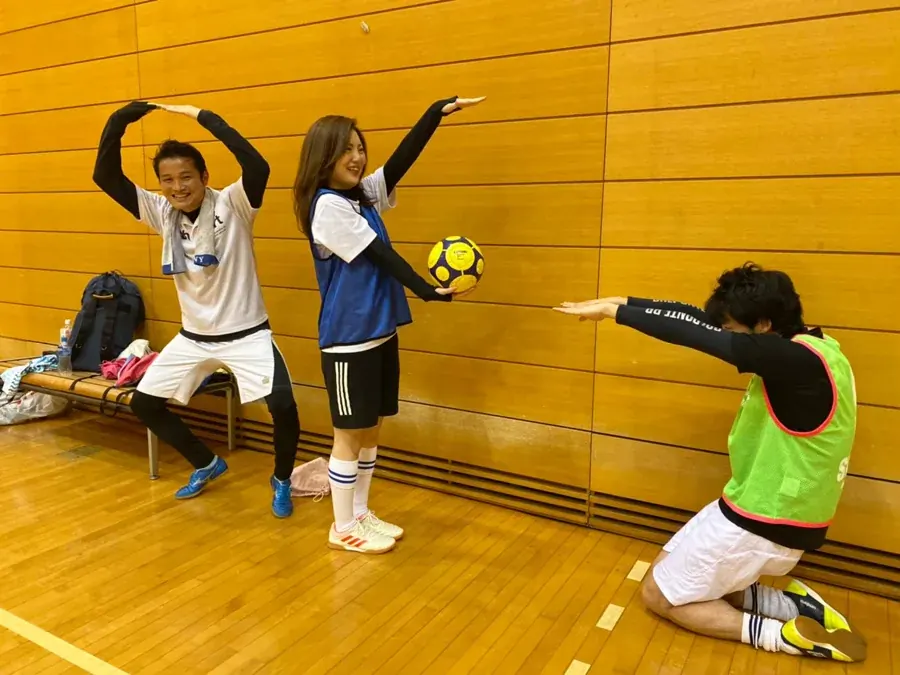 プレーの合間も、仲間と楽しむ