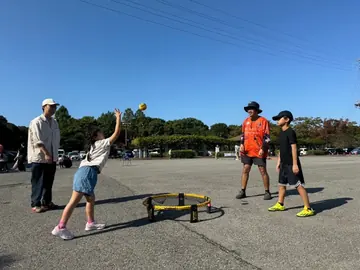 ネットを囲んでラウンドネットを体験する参加者